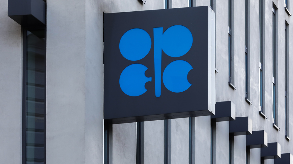 Oljekartellen Opec och dess allierade, däribland Ryssland, har flaggat för produktionsnedskärningar. Men marknaden tvivlar. Arkivbild