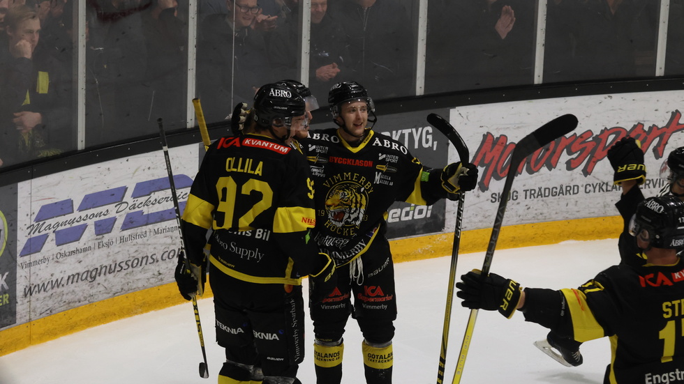 Hugo Ollila och Martin Pärna firar 4–1 med laget. 
