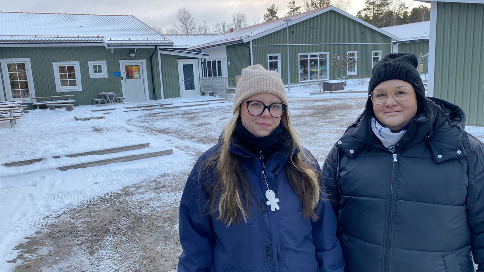 Förskollärarna Alicia Persson och Anna Flodemark har rustat sig för kylan.