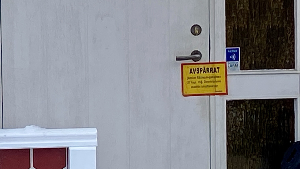 En man i 50-årsåldern befann sig i bostaden där kvinnan hittades. Han anhålls senare av åklagare misstänkt för mord.