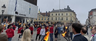 Hundratal i fackeltåg till minne av Anna Lindh