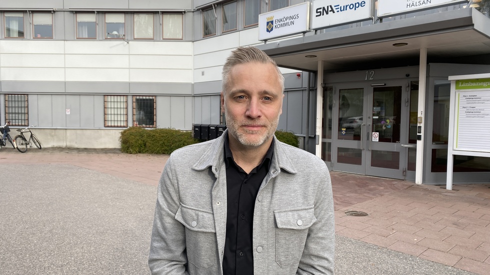 Kommundirektören Daniel Jansson-Hammargren har reagerat på senaste tidens allmänna debatt om byggnation i stattgropen. "Vi förhandlar bara med ett företag", säger han.