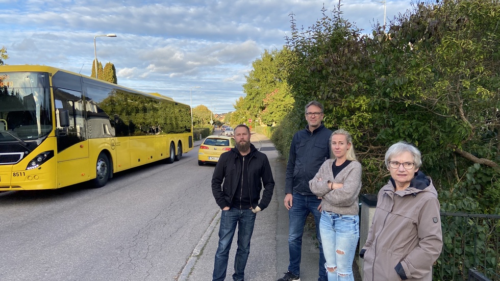 Ola Holmberg, Fredrik Smitt, Anna Sandberg och Ann-Kristin Helgesson bor på Långgatan och störs av den tunga trafik som i tre veckor till kommer att passera förbi deras fönster.