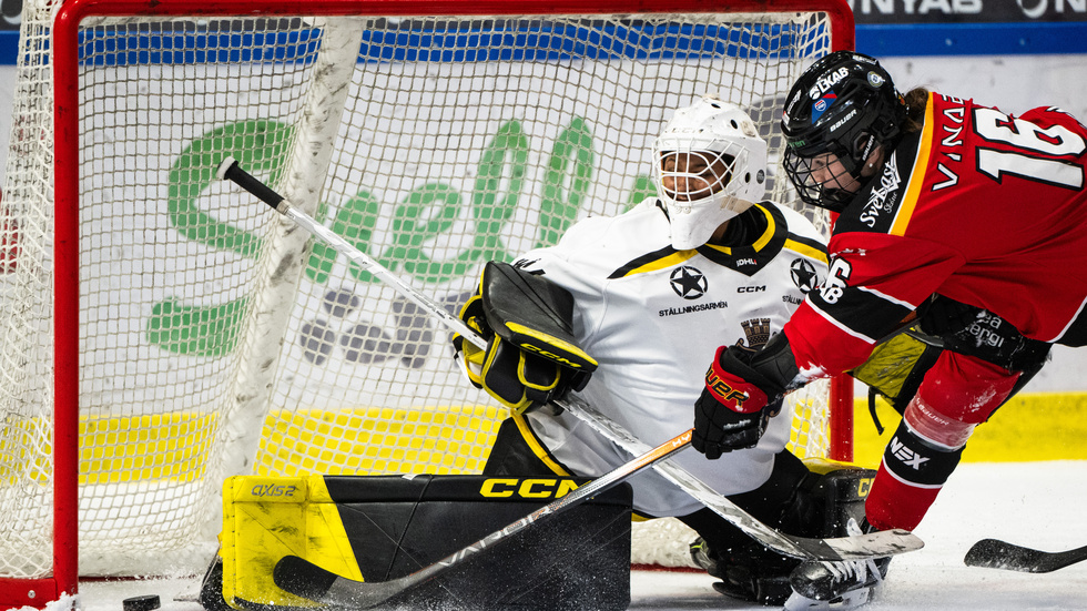 231209 Luleås Petra Nieminen gör 2-0 bakom AIKs målvakt Elinah Melinder under ishockeymatchen i SDHL mellan Luleå och AIK den 9 december 2023 i Luleå. 
Foto: Simon Eliasson / BILDBYRÅN / COP 159 / SE0200