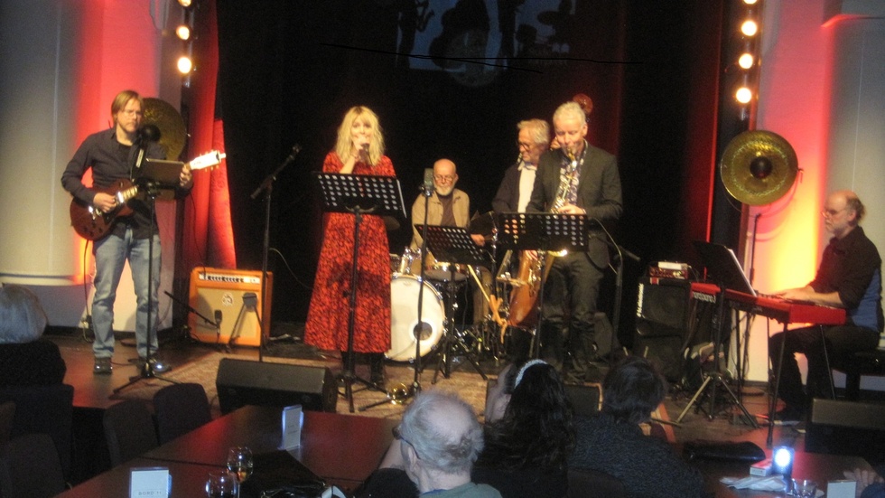 Nybildade Jazzmoore, Luleå/Piteå, premiärspelade på Lördagsjazz på Ebenezer. Från vänster: Stefan Söderlund, gitarr, Amanda Lindgren Clarin, sång och trumpet, Mats Danell, trummor, Tommy Skotte, bas, Gunnar Ullberg, saxofon och Johan Tegheim, piano.