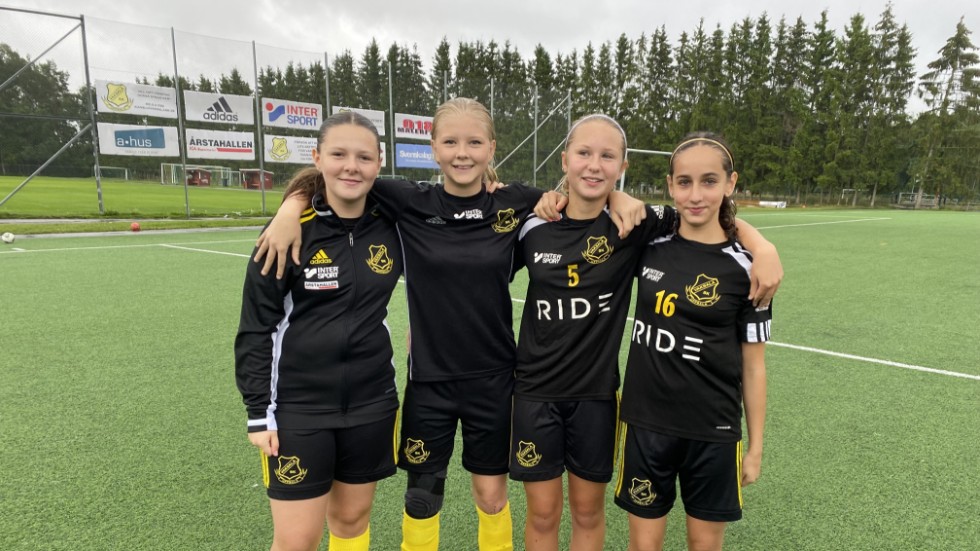 Ewilyn Widmark, Amanda Lindkvist, Milli Albo och Lilianna Cristea i Vaksalas F13-lag.
