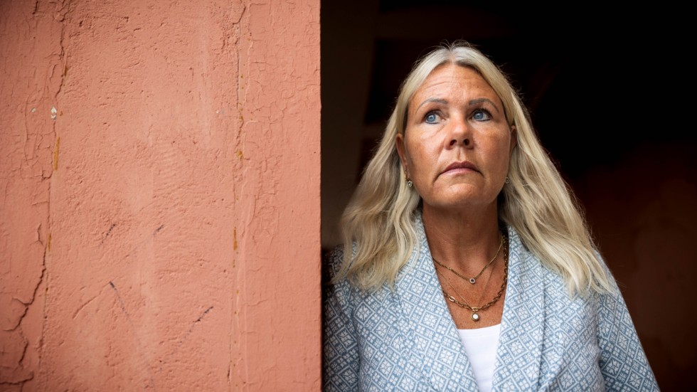 Ulrika Östergren förlorade sin dotter Sanna i en överdos förra året. Nu vill hon varna för hur lätt det är för unga att få tag på droger.