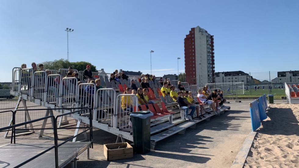 Läktaren vid volleybollplanen fick agera fotbollsläktare på tisdagen. 