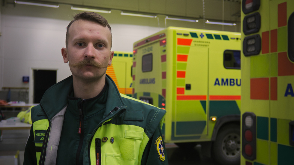 Nya regler gav nya arbetstider. Nu har Johan Löf valt att säga upp sig från ambulansen i Enköping.