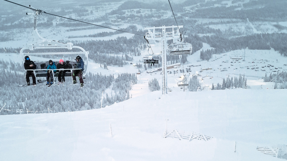 Någon tog snowboarden, andra tog skidorna. Ett gäng åkare på väg upp till toppen med stolsliften på Dundret. 