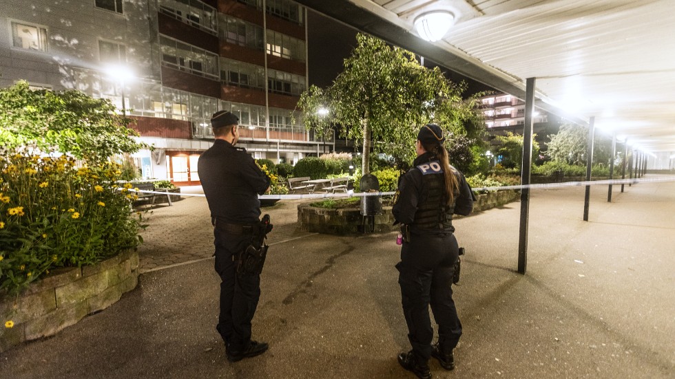Poliser på plats vid en av de misstänkta brottsplatserna.