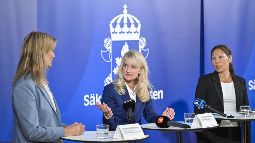 Allvarstid råder. Säpochefen Charlotte von Essen redogjorde för det försämrade säkerhetsläget och den höjda hotnivån för terrordåd. På plats fanns även Susanna Trehörning, längst till vänster, som är biträdande chef inom författningsskydd och kontraterrorism samt Ahn-Za Hagström, som är chef för Nationellt centrum för terrorhotbedömning (NTC). 
