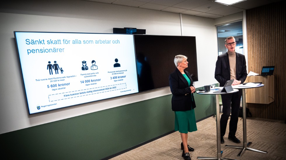 Anna Tenje och Mattias Karlsson under presskonferensen där det bland annat meddelades att de som arbetar och pensionärerna får sänkt skatt nästa år.