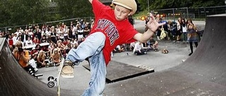 Graffitti och skateboard på reggaefestivalen