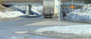 Vanligt att lastbilar fastnar under viadukter