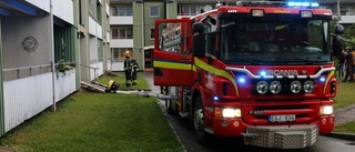 Två räddade efter lägenhetsbrand