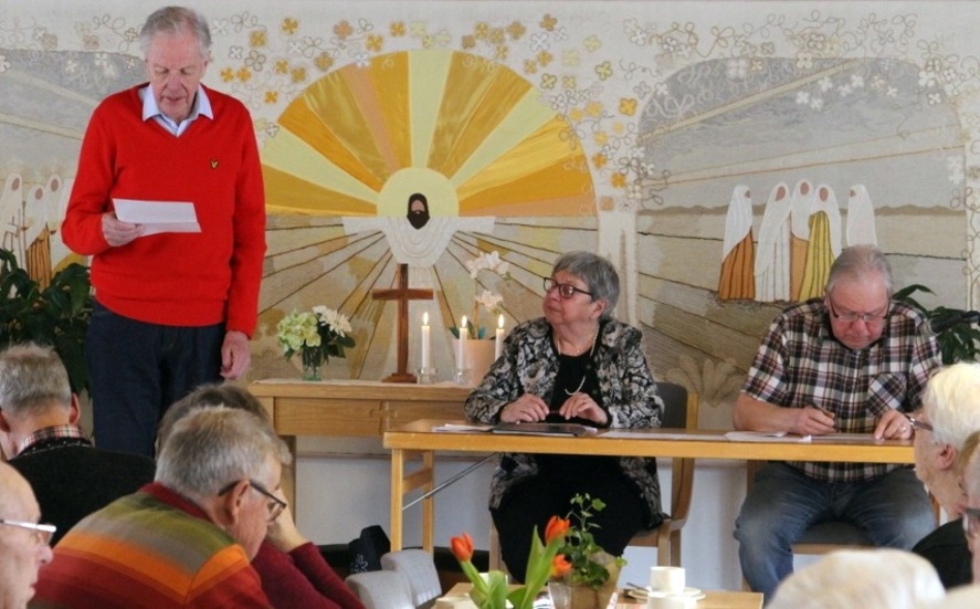 Åke Johansson föredrager revisionsberättelsen. Anna-Kerstin Larsson och Göran Råsbjer lyssnar. Foto: Lennart Larsson