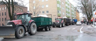 Traktorer i kolonn mitt i Uppsala