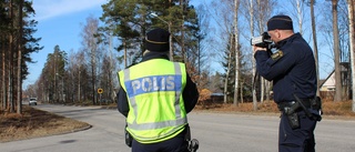 Ovanligt många fortkörare i Västervik förra veckan • Polisen: "Vi ser att de blinkar åt varandra"