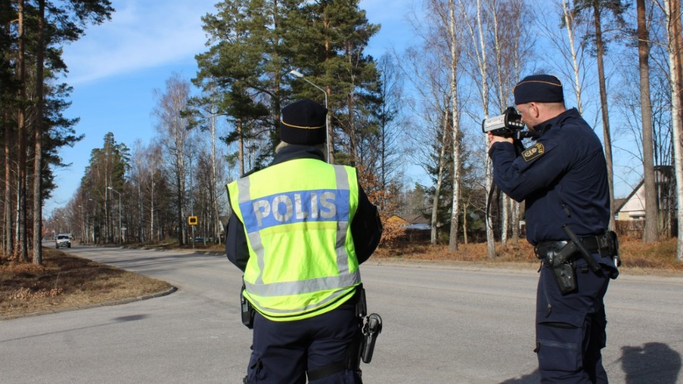 Louise Wittlock och Richard Bodger från Västervikspolisen mäter hastigheten på Norra vägen i Västervik.