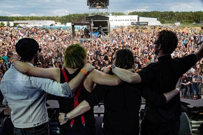 Glädje. Finnegans Hell, efter spelningen på Przystanek Woodstock förra året.