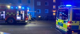 Brand bröt ut på spisen – en till sjukhus för kontroll