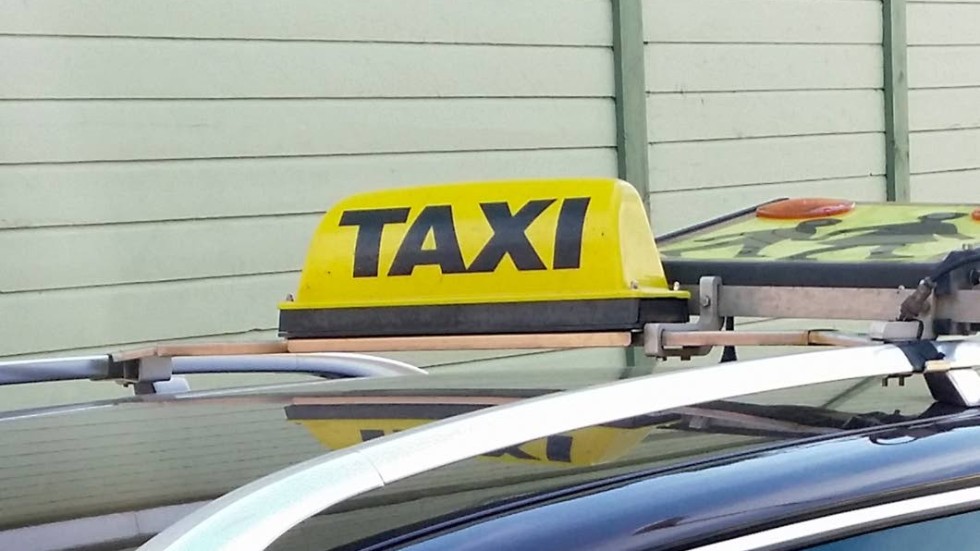 Flera taxibolag har fått ta extrakörningar för att klara färdtjänst och skolskjutsar. När det varit svårt att få tag på bilar har framför allt färdtjänsten drabbats.