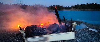 SE KLIPPET • Övergiven husvagn i brand • Misstänks vara anlagd