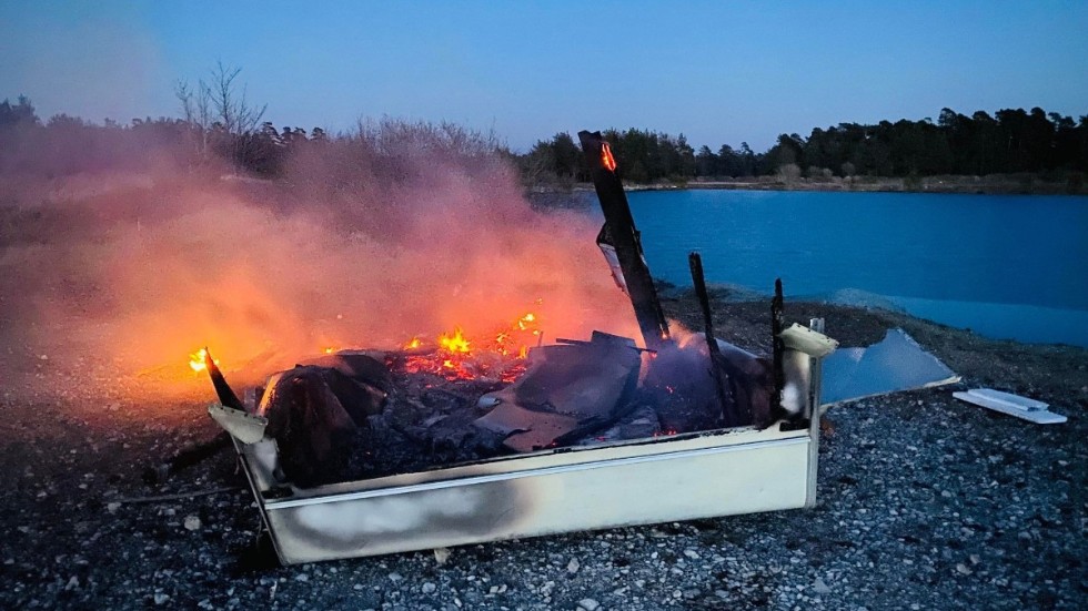 En övergiven husvagn vid Follinbobrottet brann upp på måndagskvällen.