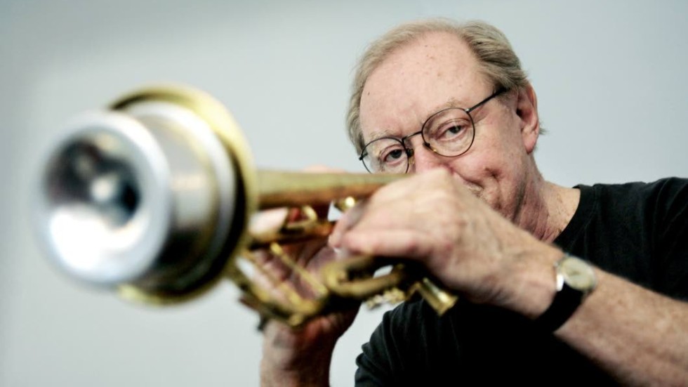 Bosse Broberg var jazzmusiker och trumpetare. Han var under många år chef för jazzradio i P2, tog intiativ till  Radiojazzgruppen samt komponerade materialet till Nogenjagrupp.