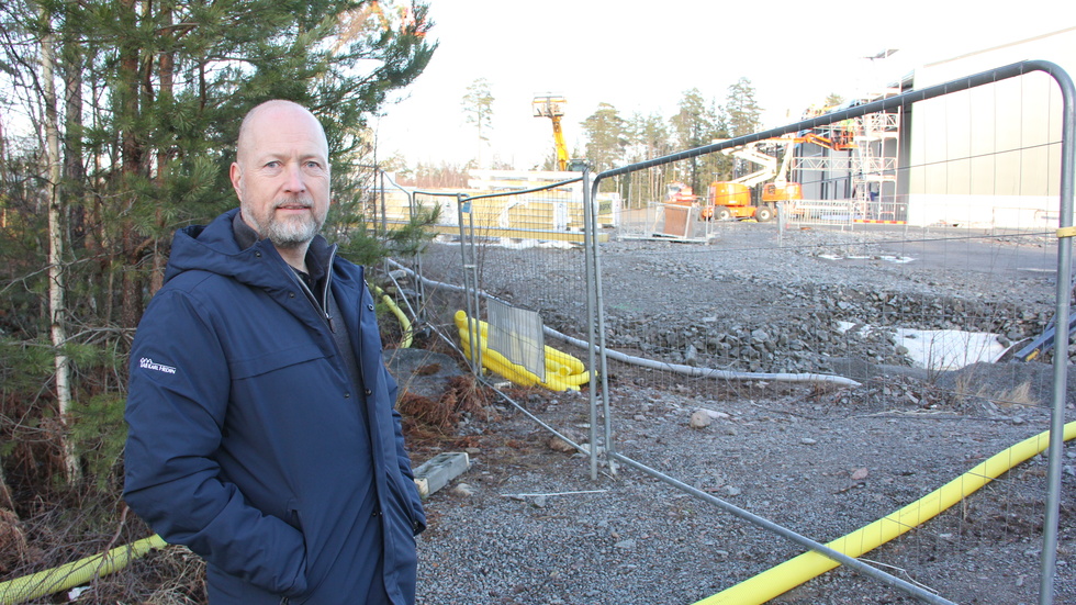 Peter Salmela, nyanställd platschef för anläggningen, visar runt vid bygget av den nya bygghandeln. Här har företaget redan betalat 1 miljon kronor för att Roslagsvatten ska slå på vattnet till bygget. Sammanlagt kostar anslutningen 1,3 miljoner kronor.