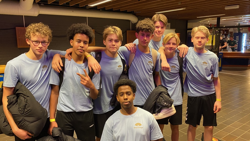 Fotbollsnatta. Whatstone warriors efter sin första 2-1-seger.