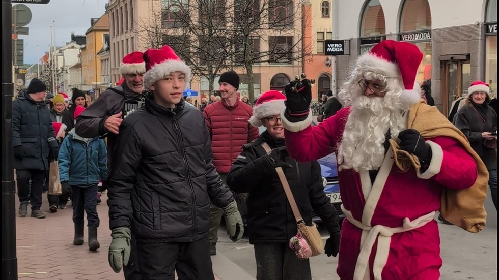Rotarys tomteparad genom Västervik började på Stora torget, upp för Storgatan.