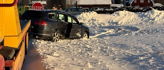 Bilar i krock utanför Enköping – barn till sjukhus