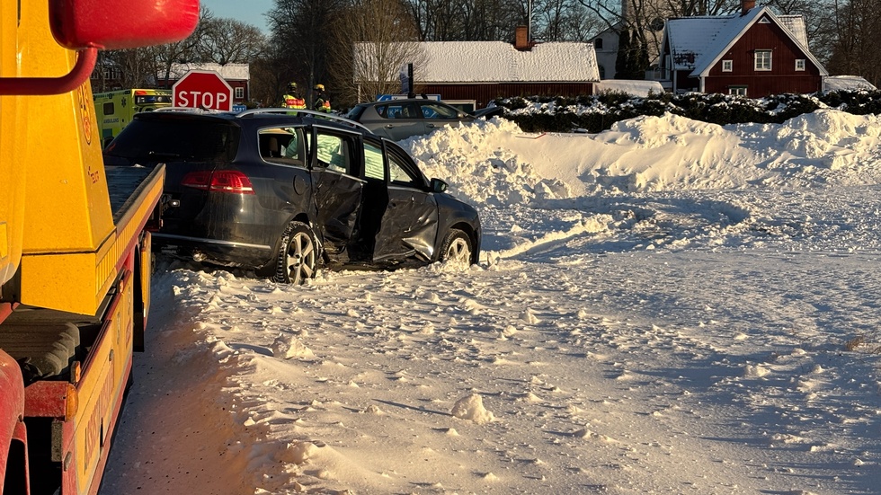 Båda inblandade bilarna bärgas bort.
