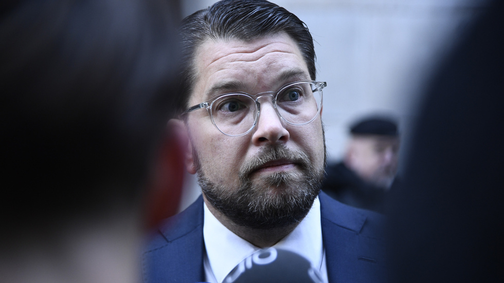 När Åkesson gjort upp med regeringspartierna i en fråga är det denna överenskommelse som gäller, säger han. Övriga SD-politiker får finna sig i det.