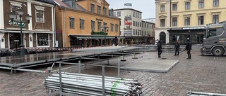 Torget stängs av – jättetält sätts upp • Tusentals besökare 