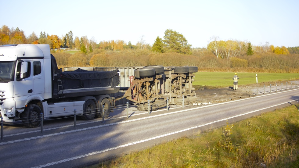 Lastbilen verkar ha kört in i mitträcket.