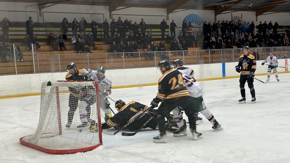 Motala AIF:s målvakt Victor Johnson får sträcka sig för att hålla rent. Maif tog en skalp via 3-2 mot topplaget Kristianstad och har nu kontakt med båda strecken i tabellen.