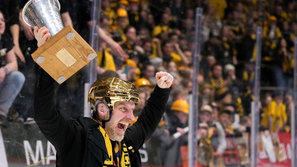 I våras var Krister Holm med i tränarstaben för sitt tredje SM-guld med Skellefteå AIK. Nu förlänger han kontraktet med ytterligare tre år.