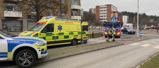 Cyklist påkörd vid korsning – lastad i ambulans