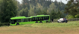 Chauffören körde fel – buss körde fast utanför Strängnäs