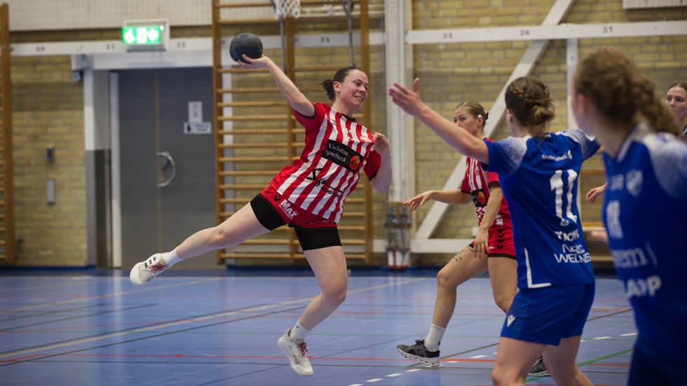 Vadstena HF tog emot IFK Nyköping i Vadstena sporthall. Vadstena tog tidigt ledningen och vann till slut matchen med 41-16. Ellen Storm Edholm anfaller.