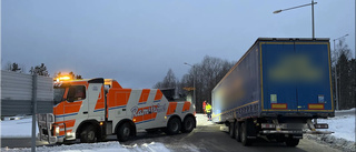 Lastbil tappade släp – mitt i rondell