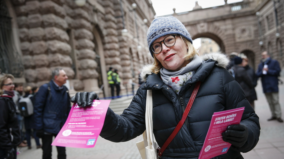 Britta Leijon är ordförande för Fackförbundet ST som organiserar nästan 100 000 personer som arbetar i statliga verk, myndigheter och bolag. Medborgarnas förtroende för staten är därför en fråga som går rakt in i medlemmarnas vardagar. På bilden ser vi Leijon vid en demonstration för några år sedan då ST agerade för ökat stöd till Arbetsförmedlingen. 