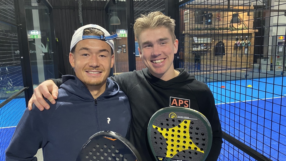 Adam Larsson, här på padelbanan med kompisen Adam Svensson, är klar för fotbollsspel i USA. Ny klubbadress blir Monterey Bay FC i Kalifornien.