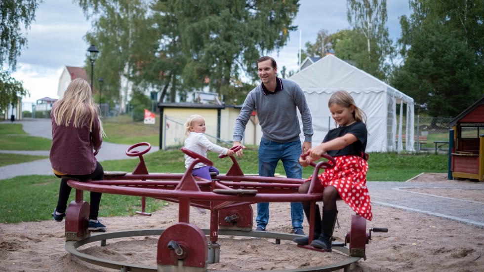 "I stort sett all min fritid ägnar jag åt barnen", säger Richard Svensson (SD) och berättar att barnen brukar leka i lekparken i Folkets park hemma i Åtvidaberg.