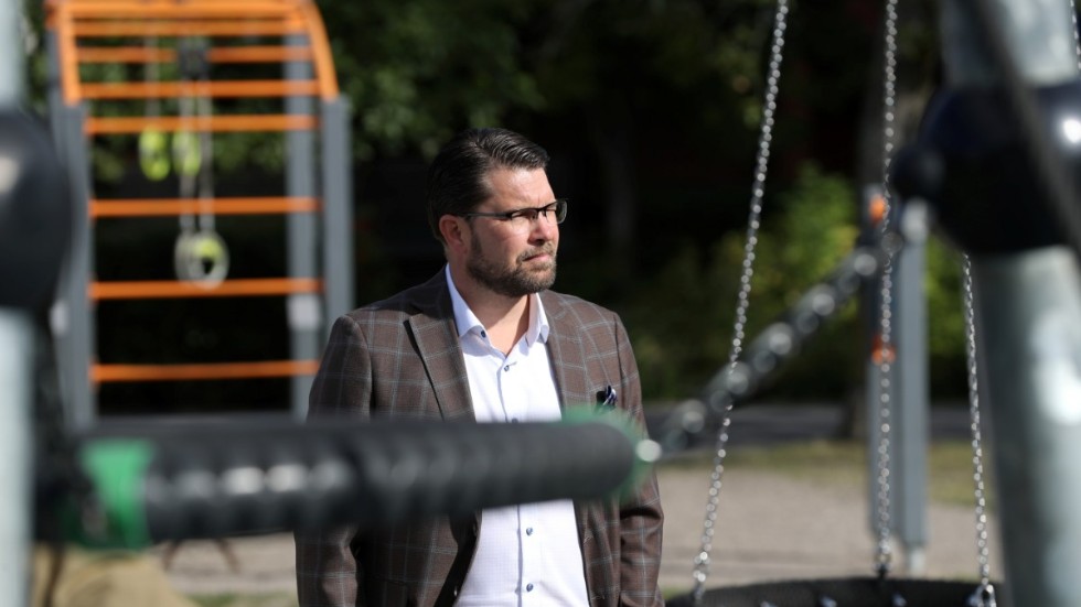 Sverigedemokraternas partiledare Jimmie Åkesson gör en rundvandring i bostadsområdet Årby i Eskilstuna. I helgen sköts en kvinna och ett barn vid en lekplats i området.