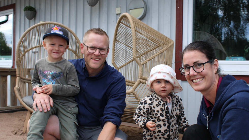 På den nyanlagda sandterrassen har ägarfamiljen till Vimmerby Camping tagit plats: Leyton, 4 år, Hampus Weth Wolmeryd, Chloe, 1,5 år, och Elisabeth Weth Wolmeryd.