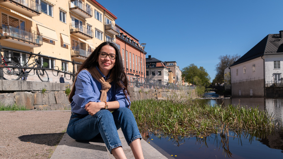 Farah Bayoudh från Tunisien för fem år sedan. Nu bor hon i Uppsala och pendlar till Dramaten i Stockholm, där hon spelar i pjäsen "77 meddelanden till framtiden". 